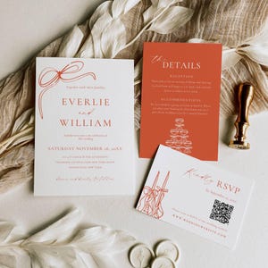 Peut inclure: Ensemble de faire-part de mariage avec une invitation blanche ornée de texte corail et d'un motif de nœud. Comprend une carte de détails et une carte RSVP avec un code QR. L'ensemble est agrémenté d'un sceau de cire doré et d'éléments décoratifs.