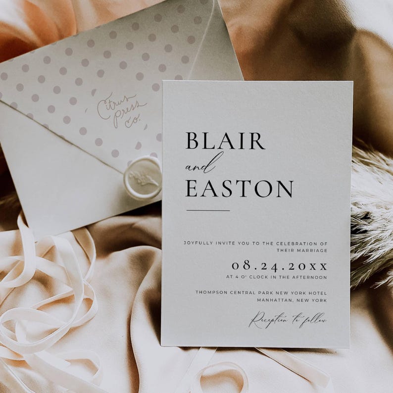 K&ouml;nnte beinhalten: Eine Hochzeitseinladung mit den Namen "Blair und Easton" in schwarzer Schrift. Die Einladung enth&auml;lt Datum, Uhrzeit und Ort der Zeremonie. Ein Umschlag mit einem floralen Wachssiegel und dem Text "Citrus Press Co." ist ebenfalls zu sehen.