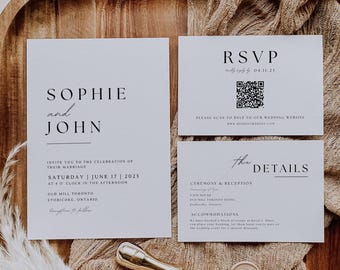 Può includere: Un set di inviti di nozze con tre biglietti bianchi con testo nero. Il biglietto principale recita "Sophie e John" e include i dettagli del matrimonio. Sono presenti anche un biglietto RSVP con un codice QR e un biglietto con i dettagli. Sono visibili un sigillo e un timbro di cera dorati.