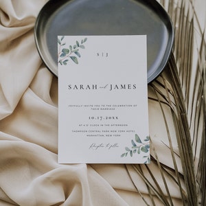 Monograma de plantilla de invitación de boda de eucalipto, invitación imprimible de vegetación mínima, tarjeta de boda de guión moderno, descarga editable de Canva AT12
