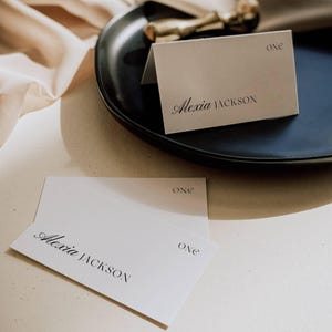 Cartões de lugar de casamento com ícones para comida, modelo de cartão de nome moderno, etiquetas de nome de mesa de recepção, cartão plano e dobrado editável AT24