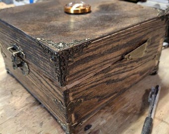 La bóveda de cedro: humidor iluminado con profundidades ocultas.