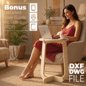 Pode incluir: Uma mesa lateral de madeira clara com um tampo circular e uma base em forma de cruz. A mesa apresenta um acabamento liso e um design estrutural moderno. O texto na imagem indica que um guia do usuário detalhado em PDF e arquivos DXF DWG estão incluídos na compra desta peça de mobiliário.
