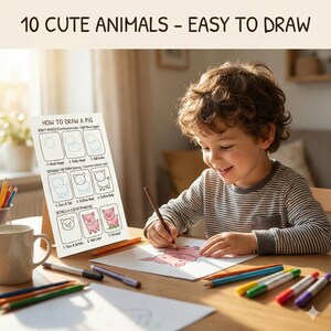 Puede incluir: Un niño dibuja un cerdo con un lápiz, siguiendo una guía "Cómo dibujar un cerdo". La imagen se titula "10 Cute Animals - Easy to Draw". Lápices de colores y una taza están sobre la mesa de madera.