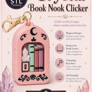 Könnte beinhalten: Rosa Crystal Book Nook Clicker Schlüsselanhänger mit goldenem Verschluss. Der Schlüsselanhänger zeigt ein Miniatur-Bücherregal mit Kristallen und Büchern. Der Text auf dem Bild lautet "Crystal Book Nook Clicker".
