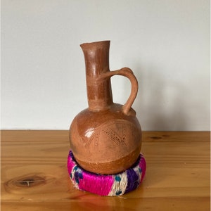 Cafetera tradicional de arcilla roja eritrea auténtica y hecha a mano