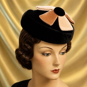 1960s Black Velvet Toque Hat Union Made Size 20.5 Cream Tan Velvet Trim