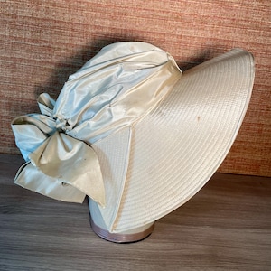 Vintage Authentic 1950s Ransohoffs open-crown Cocktail Hat ? Vintage White Rose Cage Hat with Open Frame, 1960s Wedding  main image 3