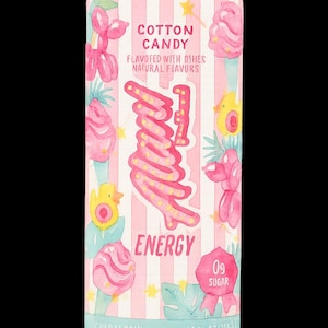 Puede incluir: Una lata de bebida energética a rayas rosas y blancas con las palabras "Cotton Candy" y "Energy" en una fuente lúdica. La lata presenta ilustraciones caprichosas de animales de globos y caramelos.