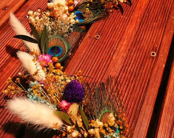 Couronne murale bohème avec des  fleurs séchées et plume de paon