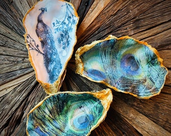 Set van 3 oesterschelpen; met 1 x trotse blauwe pauw en 2 x pauwenveer decoratie
