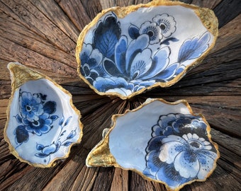 Set van 3 oesterschelpen; Delfts Blauwe decoratie, met gouden rand.