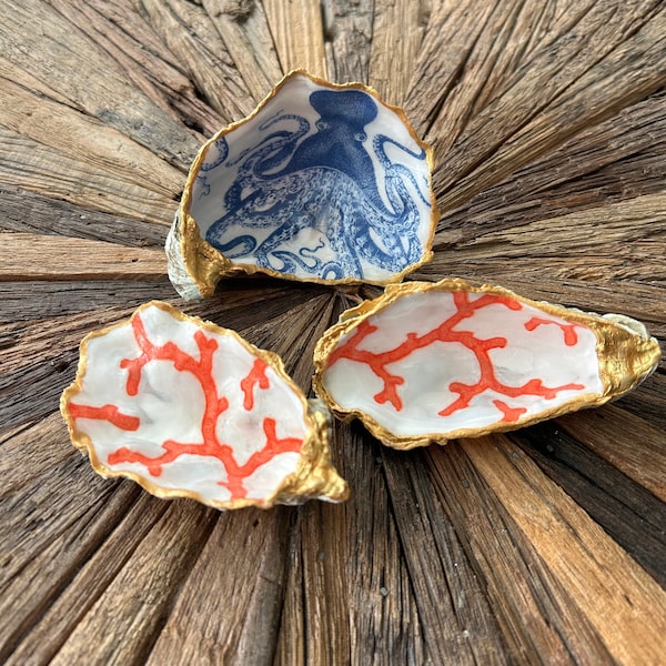 Set mit 3 Austernschalen; blauer Oktopus und orangefarbene Koralle, alle mit Goldrand.
