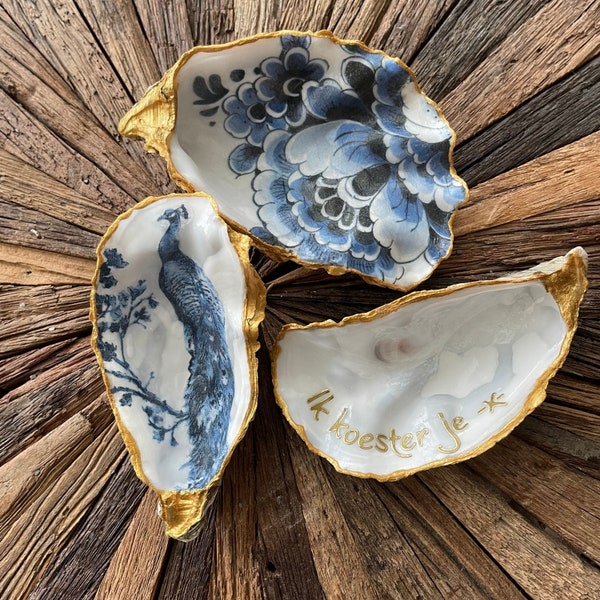 Set van 3 oesterschelpen; trotse blauwe pauw, Delfts Blauwe bloem en naturel, allen met gouden rand.