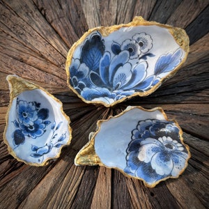 Set van 3 oesterschelpen Delfts Blauwe decoratie, met gouden rand. afbeelding 1