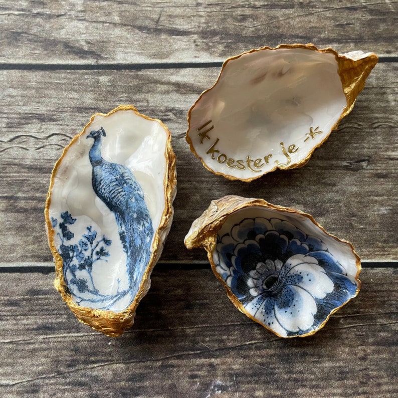 Set van 3 oesterschelpen trotse blauwe pauw, Delfts Blauwe bloem en naturel, allen met gouden rand. afbeelding 2