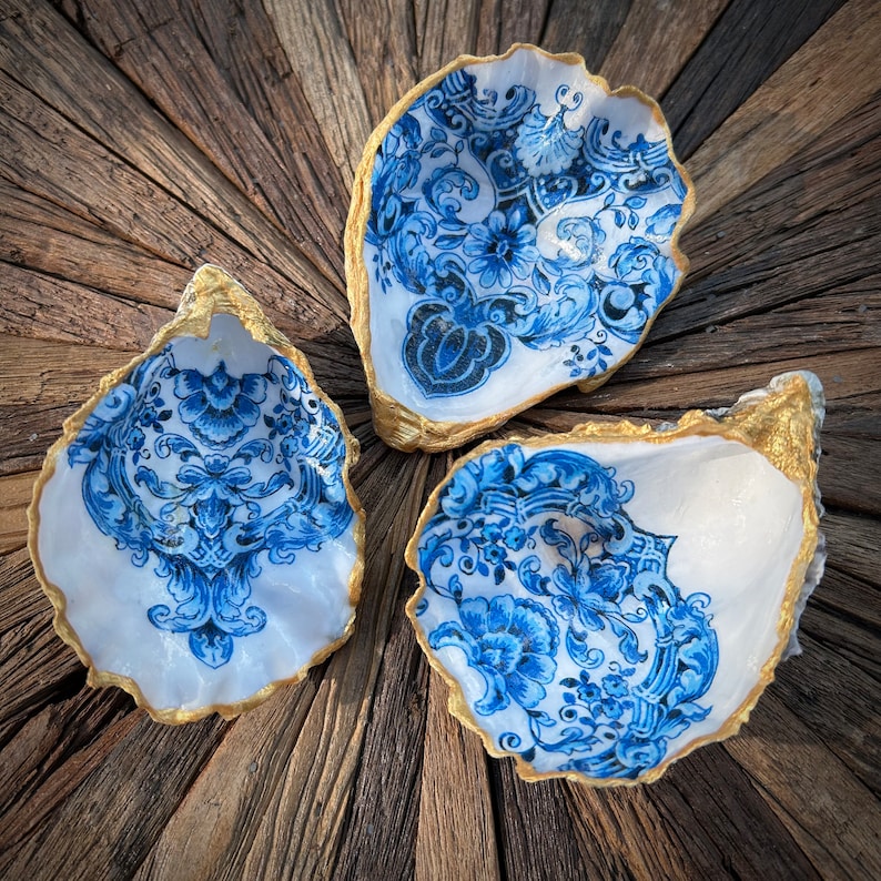 Set van 3 oesterschelpen blauw/wit 'Barok style', met gouden rand. afbeelding 1