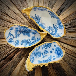 Set aus 3 Austernschalen „Botanical Blue“; verziert mit blauen Blüten