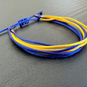 Blaues und gelbes Armband, Stand mit Ukraine-Armbändern, Farben des Ukrainischen Flaggenarmbandes