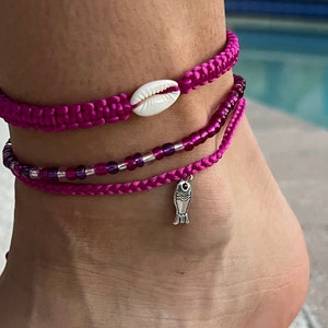 Set aus magentafarbenen Surfer Armbändern oder Fußkettchen, Zopfarmband, Perlenarmband, geknotetes wasserdichtes Armband, Strandarmband für Mädchen und Frauen