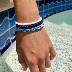Handmade Set von 4 Surfer Armbänder in Blautönen, Freundschaft Armband Set, Gewebtes Armband Set, Makramee Armband Set, Surf Style