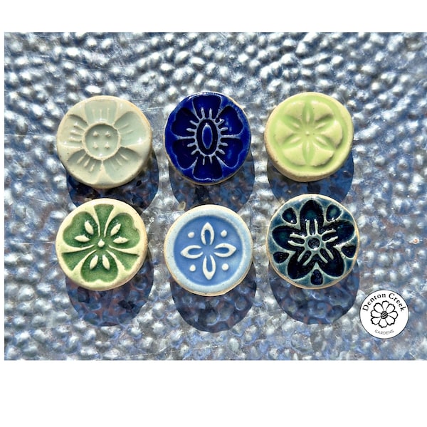 Imanes redondos de cerámica con diseño floral en colores fríos. Juego de 6 unidades; 3,17 cm de ancho. Azul oscuro, cobalto, azul cielo, verde, verde claro y aguamarina. Regalo ideal para cumpleaños.