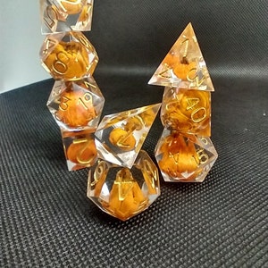 Handgefertigtes Kürbis Würfelset - 9-teilige Halloween Polyedrische Würfel für D&D RPG - Herbstliche Harzwürfel mit benutzerdefinierten Kürbiseinbettungen