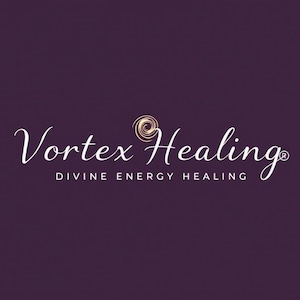 Puede incluir: Un logotipo sobre un fondo morado oscuro. Las palabras "Vortex Healing" están escritas en una fuente blanca fluida. Debajo, en una fuente más pequeña, se lee "DIVINE ENERGY HEALING". Un diseño de espiral dorado está encima de la palabra "Healing".