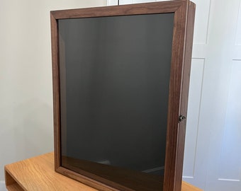 Caixa de sombra de nogueira preta com detalhes em bordo / vitrine