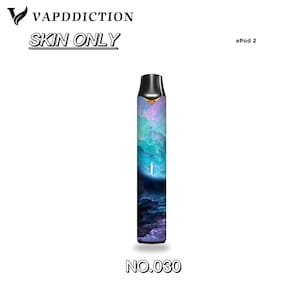 Puede incluir: Una funda para vape pen con un dise&ntilde;o de nubes coloridas en tonos azules, morados y turquesas. Las palabras "VAPADDICTION" y "SKIN ONLY" est&aacute;n en la parte superior. El n&uacute;mero "NO.030" est&aacute; en la parte inferior. El producto es un ePod 2.