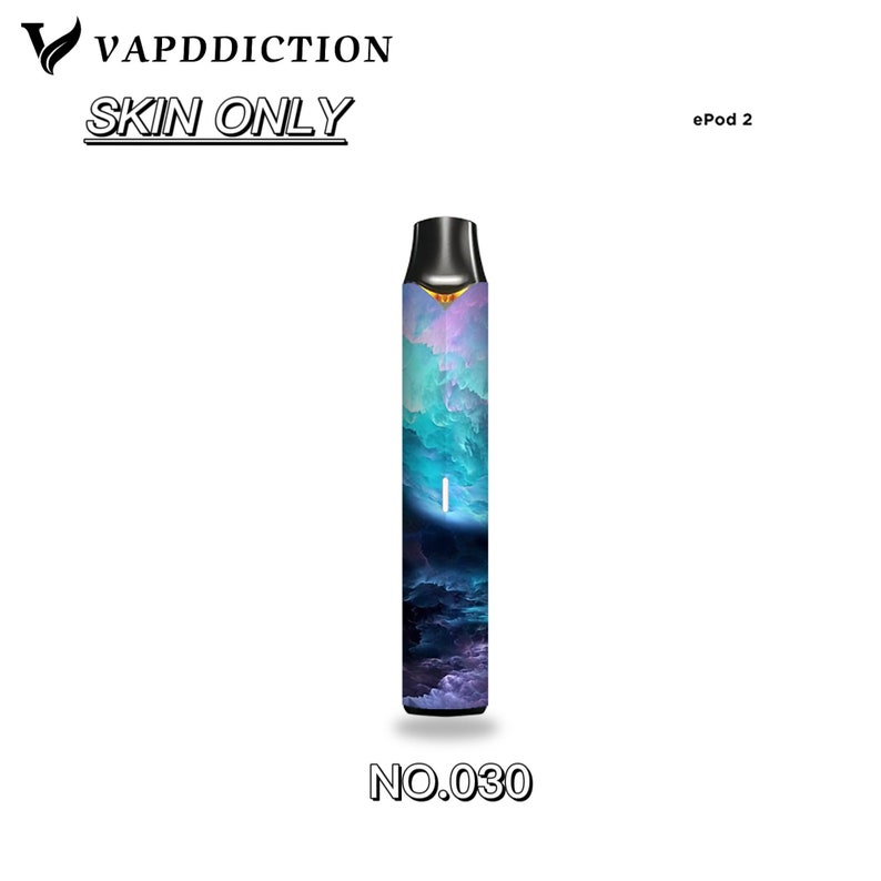 Puede incluir: Una funda para vape pen con un dise&ntilde;o de nubes coloridas en tonos azules, morados y turquesas. Las palabras "VAPADDICTION" y "SKIN ONLY" est&aacute;n en la parte superior. El n&uacute;mero "NO.030" est&aacute; en la parte inferior. El producto es un ePod 2.