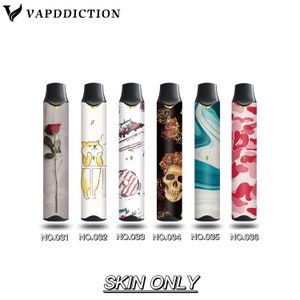 以下が含まれることがあります： さまざまなデザインの6つのVAPEペン用スキン。デザインには、バラ、柴犬、ケーキ、バラの付いたスカル、青と白の渦巻き、赤のカモフラージュパターンが含まれます。「SKIN ONLY」の文字が下にあります。