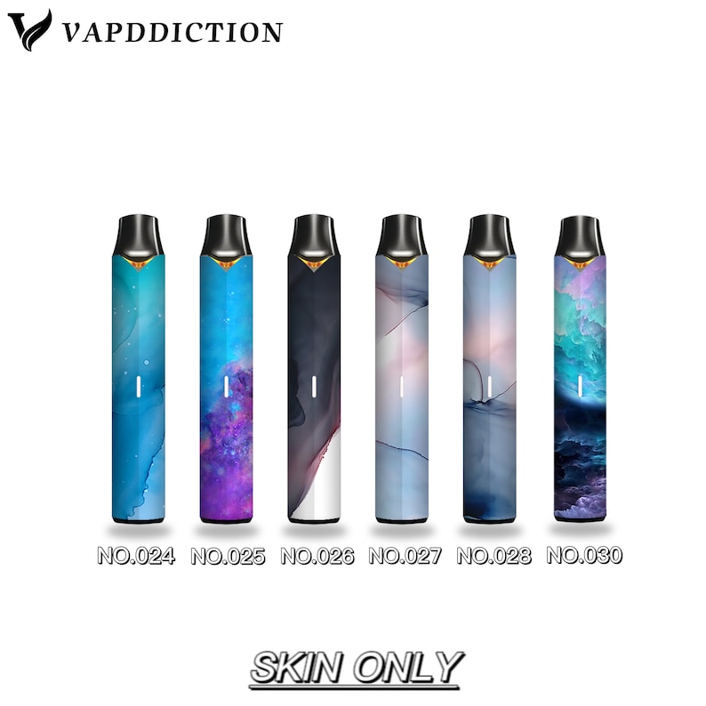 Puede incluir: Una colecci&oacute;n de seis fundas para vape pen con dise&ntilde;os abstractos &uacute;nicos. Cada funda presenta una paleta de colores diferente, incluyendo azules, morados y grises, con un acabado brillante. El texto "VAPPDDICTION" y "SKIN ONLY" son visibles.