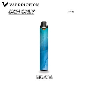 Puede incluir: Un skin para ePod 2 azul y blanco con un dise&ntilde;o de acuarela. El skin tiene el texto "SKIN ONLY" y "NO.024". El ePod 2 tiene una boquilla negra y un acento dorado.