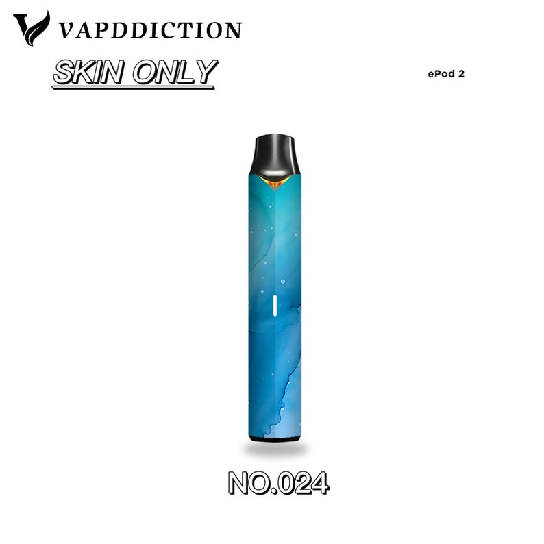 Puede incluir: Un skin para ePod 2 azul y blanco con un dise&ntilde;o de acuarela. El skin tiene el texto "SKIN ONLY" y "NO.024". El ePod 2 tiene una boquilla negra y un acento dorado.