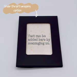 Puede incluir: Un marco de fotos negro con una abertura rectangular. El marco tiene un interior de color claro. El texto de la imagen dice: "Se puede agregar texto aqu&iacute; envi&aacute;ndonos un mensaje." y "Bajo la opci&oacute;n de envoltorio de regalo."