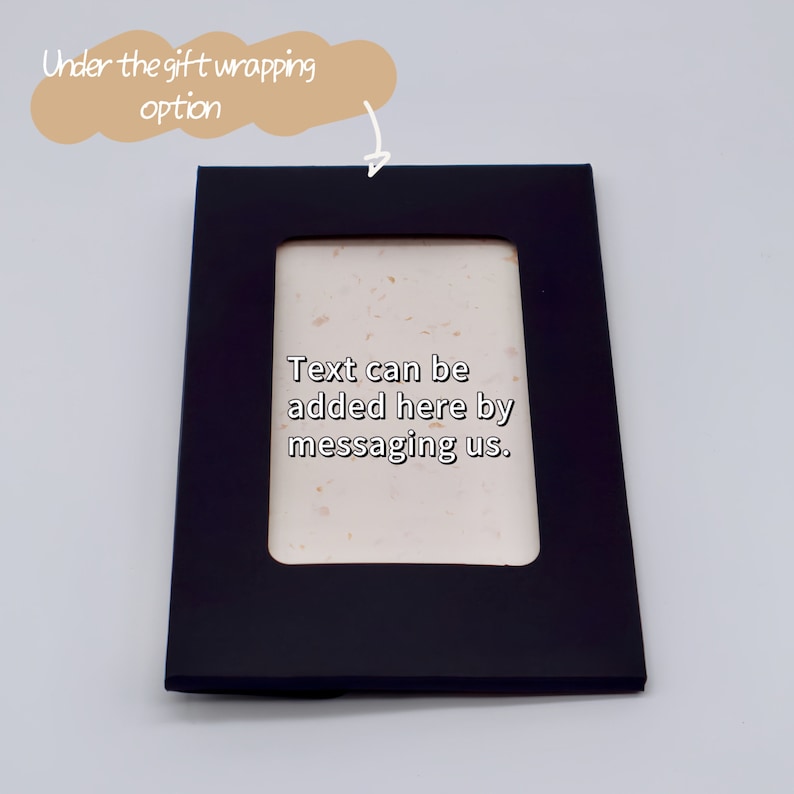 Puede incluir: Un marco de fotos negro con una abertura rectangular. El marco tiene un interior de color claro. El texto de la imagen dice: "Se puede agregar texto aqu&iacute; envi&aacute;ndonos un mensaje." y "Bajo la opci&oacute;n de envoltorio de regalo."