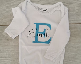 Babybody personalisiert mit Anfangsbuchstabe und Name