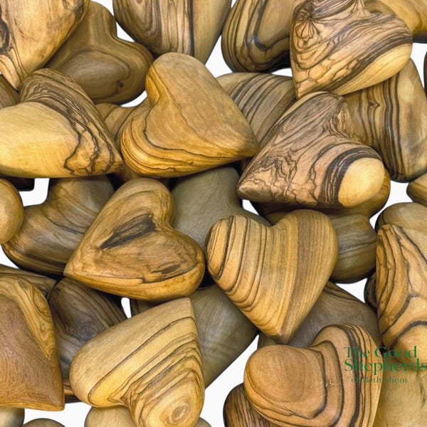 Corazón de madera de olivo tallado a mano / Piedra de consuelo de Belén