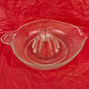 Grand presse-agrumes en verre nervuré avec poignée en forme de larme et bec verseur MCM vintage