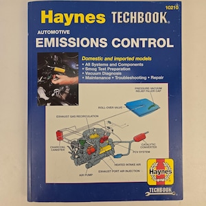 Può includere: Haynes Techbook sul controllo delle emissioni automobilistiche. La copertina blu presenta testo bianco e giallo. Include diagrammi di parti e sistemi automobilistici, come il convertitore catalitico e il sistema PCV. Copre modelli nazionali e importati.