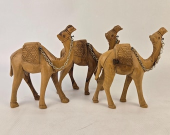 Vintage-Set mit 3 handgeschnitzten hölzernen Kamelfiguren mit Kette, etwa 10 cm hoch