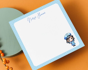 Puede incluir: Un bloc de notas blanco con un patrón de cuadrícula azul y el texto "Nurse Jaine" en la parte superior. Una ilustración de dibujos animados de una enfermera con un uniforme azul y una gorra blanca se encuentra en la esquina inferior derecha.