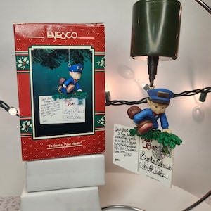 ENESCO 1995 To Santa, Post Haste Vintage gedateerd hangend ornament dat kan worden gepersonaliseerd Mail elf met postkaart naar Santa kerstdecor