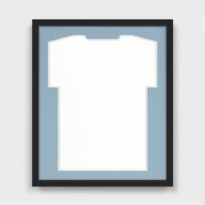 Könnte beinhalten: Ein schwarzer Rahmen mit einem hellblauen Passepartout und einem weißen T-Shirt-Ausschnitt.
