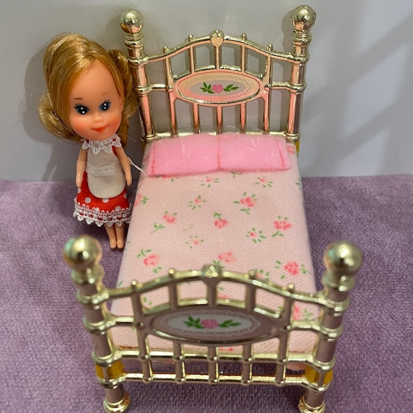Dollhouse furniture, Vintage 1980 Mattel The Littles die cast metal furniture and dolls, 1/24 scale