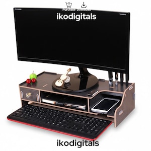 Könnte beinhalten: Ein Monitorständer aus Holz mit schwarzer Tastatur und rotem Rand. Der Ständer hat eine Schublade, einen Steckplatz für ein Telefon und ein Regal für Zubehör. Ein schwarzer Computermonitor befindet sich oben. Der Text "ikodigitals" ist sichtbar.