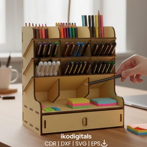 Puede incluir: Un organizador de escritorio de madera marrón claro con múltiples compartimentos para bolígrafos, lápices y otros útiles de oficina. El organizador tiene un cajón en la parte inferior y está lleno de bolígrafos, lápices y notas adhesivas de colores. El texto "ikodigitals" está en la parte inferior.