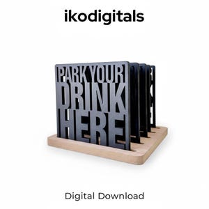 Può includere: Un set di sottobicchieri quadrati neri con le parole "PARK YOUR DRINK HERE" ritagliate, esposti in un supporto di legno. Il testo "Digital Download" è in basso e il nome del marchio "ikodigitals" in alto.