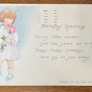 GC+ zeldzame vintage 1920 verjaardagswens ansichtkaart Victoriaans meisje nachthemd roze roos twee jaar oud vandaag antieke stempel verzonden 610
